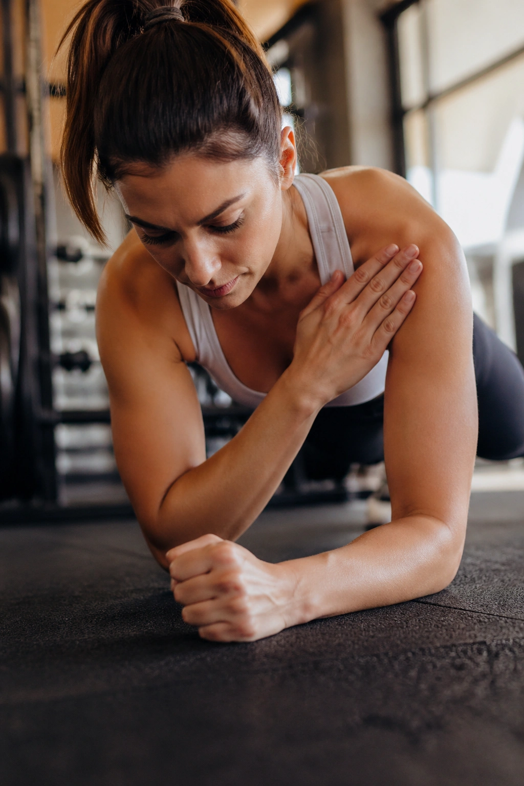 Real person in forearm plank performing shoulder taps with stable hips