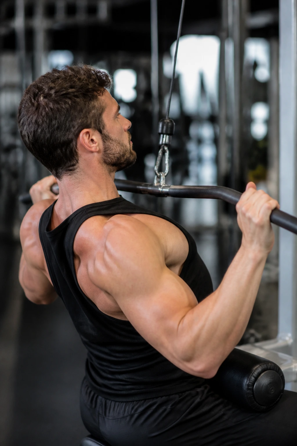 Lifter performing lat pulldown focusing on squeeze to build back